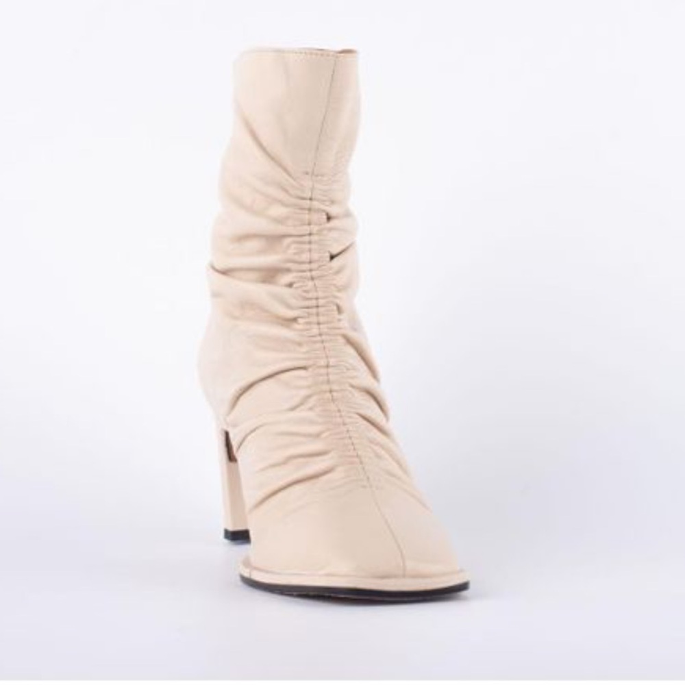Spring Refresh 🌸 
Ángel Alarcón Women's Natural Cream Curled Leather